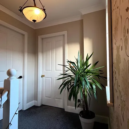 Cosy Hideaway Within Walking Distance To Center *