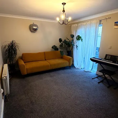 Cosy Hideaway Within Walking Distance To Center *