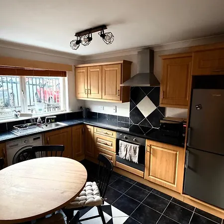 Дом отдыха Cosy Hideaway Within Walking Distance To Center