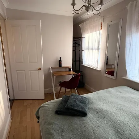 Дом отдыха Cosy Hideaway Within Walking Distance To Center *
