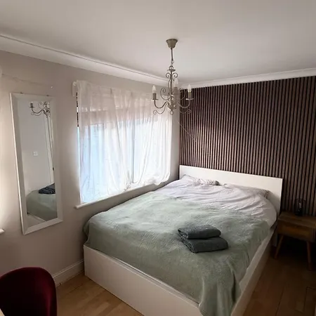 Cosy Hideaway Within Walking Distance To Center