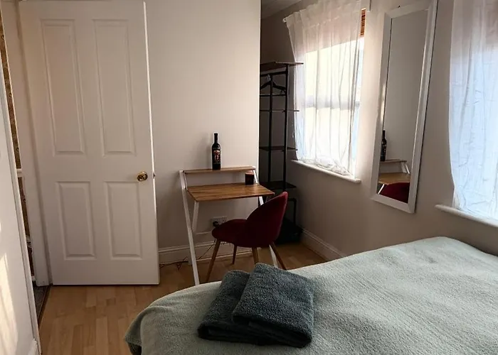 Дом отдыха Cosy Hideaway Within Walking Distance To Center *