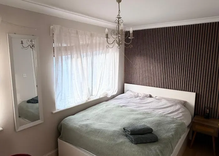 Cosy Hideaway Within Walking Distance To Center