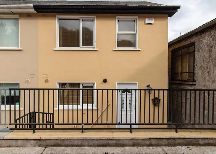 Cosy Hideaway Within Walking Distance To Center