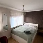 Cosy Hideaway Within Walking Distance To Center