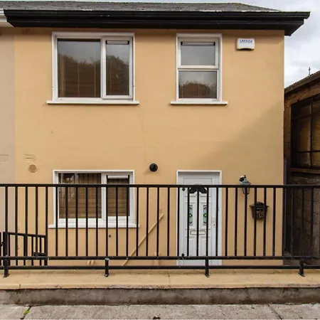 Cosy Hideaway Within Walking Distance To Center